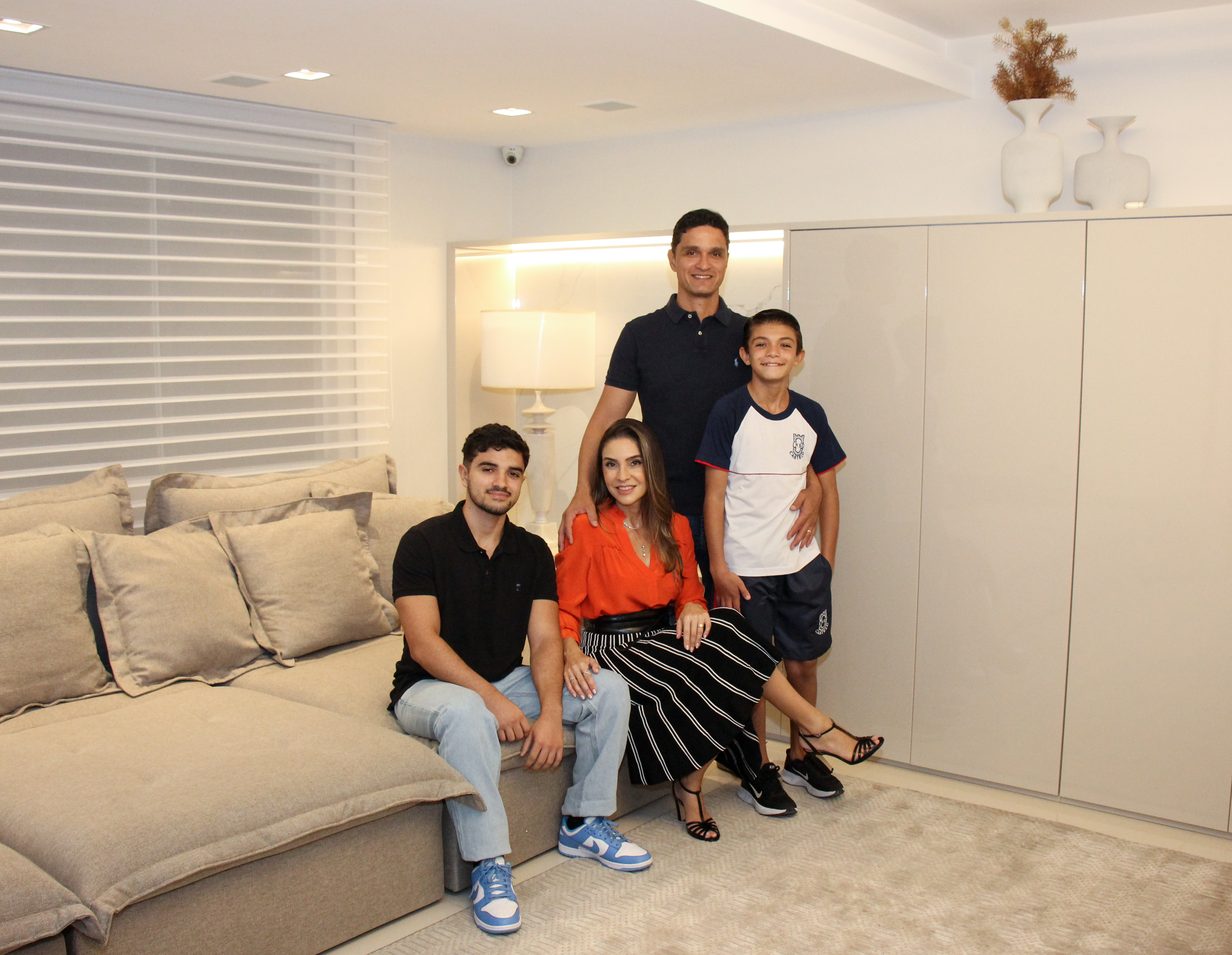 A família Marins reunida: (esq. para direita) Lucas Gonçalves (filho), Camila Gonçalves (mãe), Rodrigo Loureiro (pai) e Henrique Gonçalves (filho)